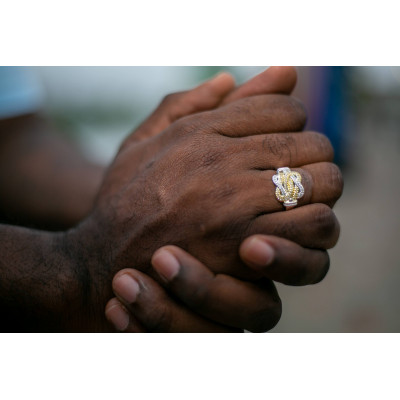 Mattenklopper ring bi-color Swarovski. Surinaamse sieraden. Surinaamse ring.